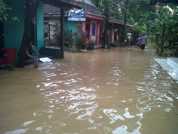 Perbatasan Semarang dan Kendal Banjir, Pantura Macet Parah