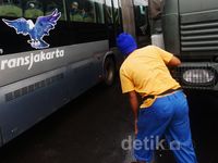 TransJ Senggol Truk TNI AD