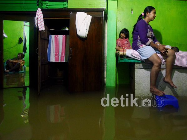 Sebagian Warga Kampung Pulo Tetap Bertahan