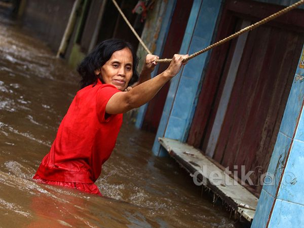 Warga Kampung Pulo Mengungsi