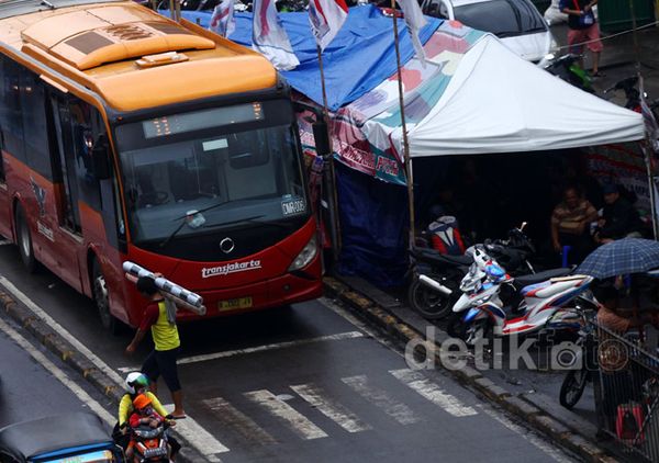 Tenda Pengungsian Tutup Sebagian Jalan