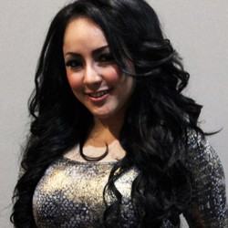 Regina Merasa Tak Perlu Jelaskan Hubungannya dengan Farhat ke Nia