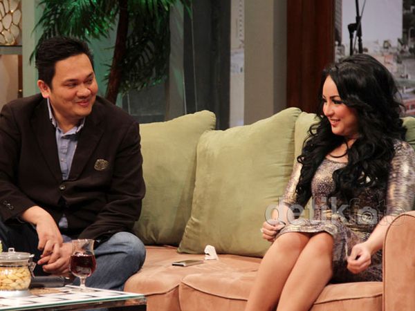 Farhat Abbas dan Regina Curi-curi Pandang