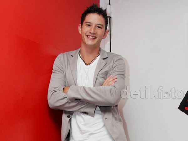 Mike Lewis Cool Tampil Kasual