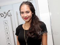 Bibir Merah Seksi Pevita Pearce
