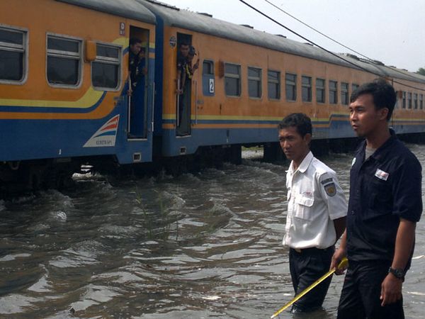 Rel KA di Porong Terendam Banjir Rel KA di Porong Terendam Banjir