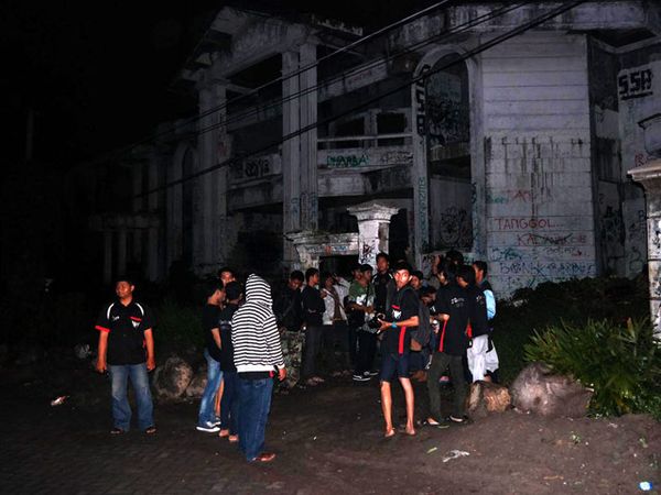 Berburu Foto Penampakan di Rumah Hantu