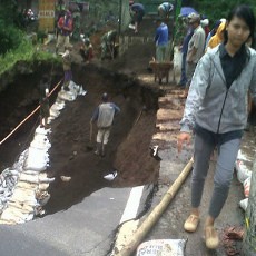 Jalan Amblas di Malang, Penumpang Bus Harus Estafet Menuju Tujuan