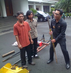 Tukang Las Ini Ciptakan Alat Pengeruk Sampah Sederhana