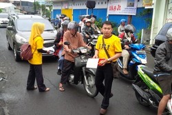 RS Dr Moewardi Sebar Buku tentang Menepis Mitos Kanker di Jalanan