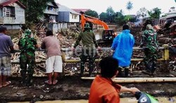 Tak Hanya Bantu Logistik, PD Bantu Angkut Sampah Sisa Banjir Manado