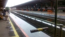 Banjir di Rel Stasiun Kota Surut, Kereta Tujuan Bogor Akhirnya Berangkat