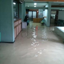 Dokter Terjebak Banjir, Operasi Caesar Istri Iwan Tertunda