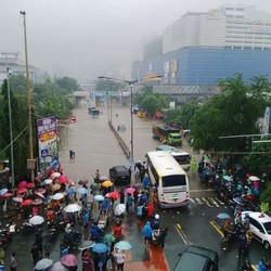 Terobos Banjir di Depan WTC Mangga Dua Jl Gunung Sahari, Truk-truk Mogok