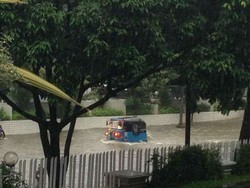 Bajaj Ini Nekat Menerobos Banjir di Jl Medan Merdeka Selatan Arah Sabang