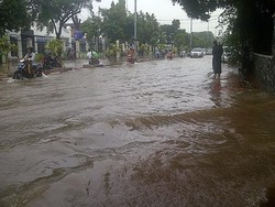 Pelan-pelan Menerobos Sungai Cokelat di Jl Budi Utomo