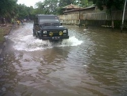 3 Pekan Banjir, Warga Kp Gusti Jakbar Berharap Genangan Air Segera Surut