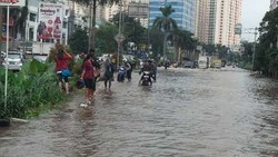 Pemotor Nekat Memacu Motor Meski Banjir di Kelapa Gading Tinggi