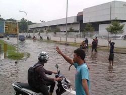Banjir, Ruas Jalan di Kawasan Industri Pulogadung Sempat Lumpuh
