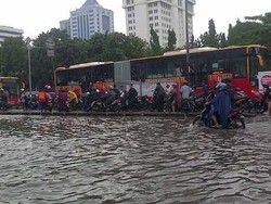Banjir di Gunung Sahari Bikin Bus TransJ Tak Bergerak