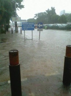 Banjir 30 Cm di Depan Kantor BPS Jl Dr Sutomo
