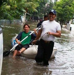 Kompleks Perumahan Cempaka Putih Banjir, Warga Berperahu Karet
