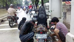 Motor-motor Mogok Karena Banjir Jadi Berkah Bagi Montir Dadakan Ini