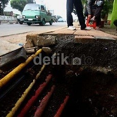 Ahok Ingin Pasang Ducting Untuk Rapikan Galian Kabel Utilitas