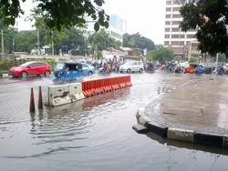 Jalan di Sekitar Kedubes AS dan Stasiun Gambir Tergenang, Macet Tak Terhindarkan