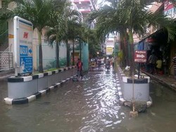 Pertokoan Glodok Jaya Tergenang, Para Pedagang Rugi