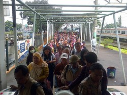Begini Wajah Lautan Roker di Stasiun Pasar Minggu saat KRL Terganggu