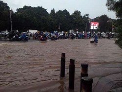 Banjir Membuat Kawasan Ring-1 Jalan Medan Merdeka Barat Macet