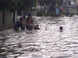 Ada-ada Saja, Banjir di Kemayoran Malah Jadi Tempat Rekreasi Bocah
