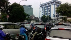 Imbas Genangan di Jl Merdeka Timur, Macet Hingga Jl Diponegoro-Tugu Tani