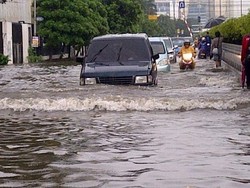 Banyak Motor Mogok karena Nekat Terobos Banjir 70 cm di Kemayoran