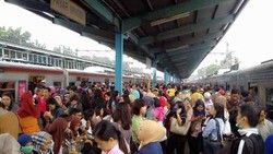 KRL Gangguan Sinyal, Ini Suasana Penumpukan Penumpang di Pasar Minggu