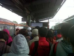 Gangguan Sinyal KRL, Penumpang Tertahan 2 Jam di Manggarai