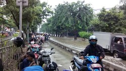 Terjebak Banjir, 100-an Motor Mogok di Busway Jl Letjen Suprapto