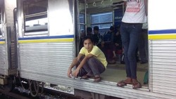 Sinyal KRL Belum Pulih, Roker Terbengkalai 2 Jam di Stasiun Jakarta Kota