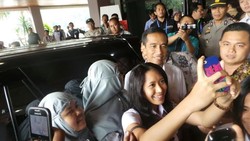 Ketika Jokowi Dikerubuti Siswi SMA dan Diajak Selfie