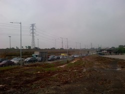 Genangan Menghadang, Kepadatan Kendaraan Terjadi di Pintu Tol JORR Meruya