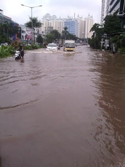 Ruas Jalan di Sunter Masih Tergenang, Mesti Hati-hati Melintas