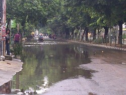 Meski Banjir Mulai Surut, Jalan Bungur Kemayoran Masih Mati Lampu