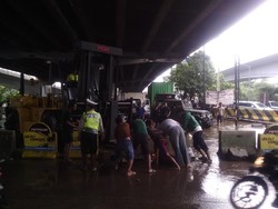 Exit Tol Sunter Macet Parah, Portal Beton Dibongkar dengan Alat Berat