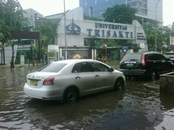 Kegiatan Trisakti Tetap Berjalan Meski Ada Banjir 50 Cm di Depan Kampus