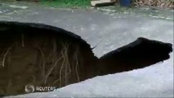 Mobil Musnah Ditelan Tanah Ambles di Inggris