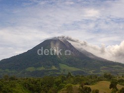 Erupsi Gunung Sinabung Tak Ganggu Dunia Pariwisata