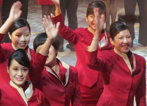 Aksi Pramugari &  Cheerleaders di Parade Imlek Hong Kong