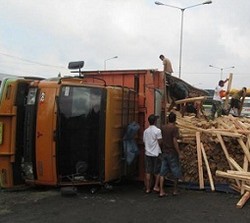 Truk Bermuatan Kayu Terguling di Kendal, Macet Hingga Semarang