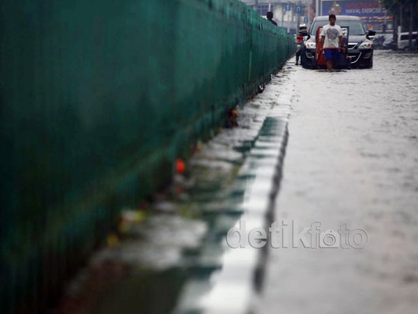 Banjir Setinggi 60 Cm Genangi Jalan Sutomo